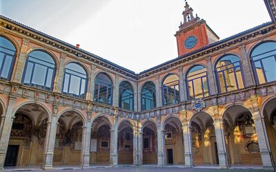 Biblioteca Archiginnasio di Bologna: storia, orari e catalogo