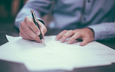Iperbole: definizione ed esempi della figura retorica