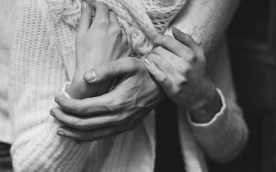 “Tra le tue braccia”: il valore di un abbraccio nelle poesie di Alda Merini