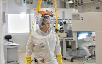 Trafficante di virus: il film ispirato al libro di Ilaria Capua è disponibile su Prime Video