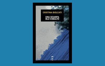 Una sciarpa blu cobalto