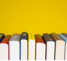 Il genere giallo: perché piace così tanto, soprattutto d'estate?
