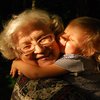 “Capelli bianchi”: la poesia di Gianni Rodari per la Festa dei nonni