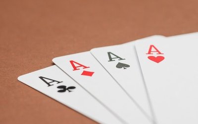 Avere l'asso nella manica: perché si dice così?