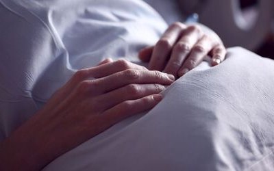 “Un ricordo”, la poesia di Ada Negri sul potere salvifico della maternità