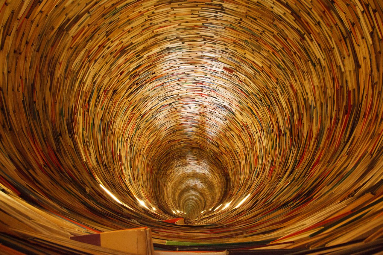 Il “pozzo” di libri colorati: dove si trova, quando vederlo e cosa rappresenta