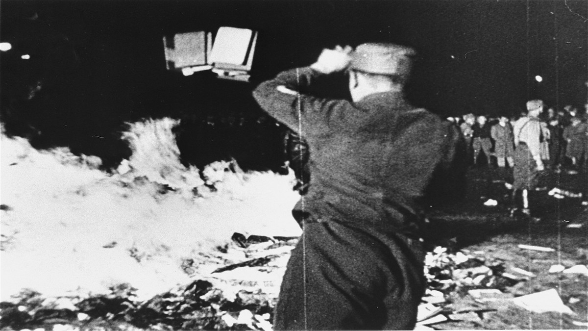 Il rogo dei libri durante il nazismo: cosa accadde il 10 maggio 1933