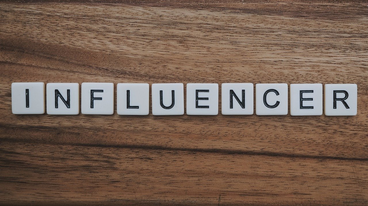 Il fenomeno degli influencer scrittori: perché pubblicano i loro libri e come arrivano in cima alle classifiche