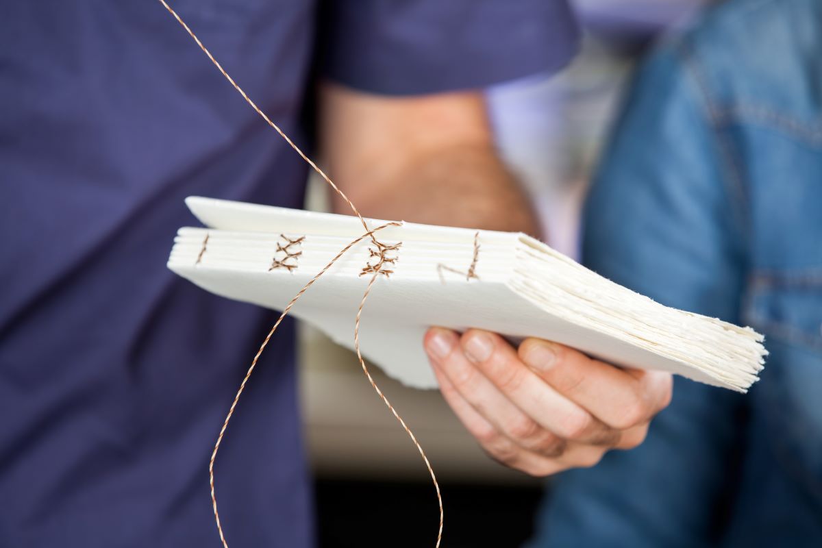 Cos'è il “bookbinding”, la nuova moda dei libri che spopola sui social