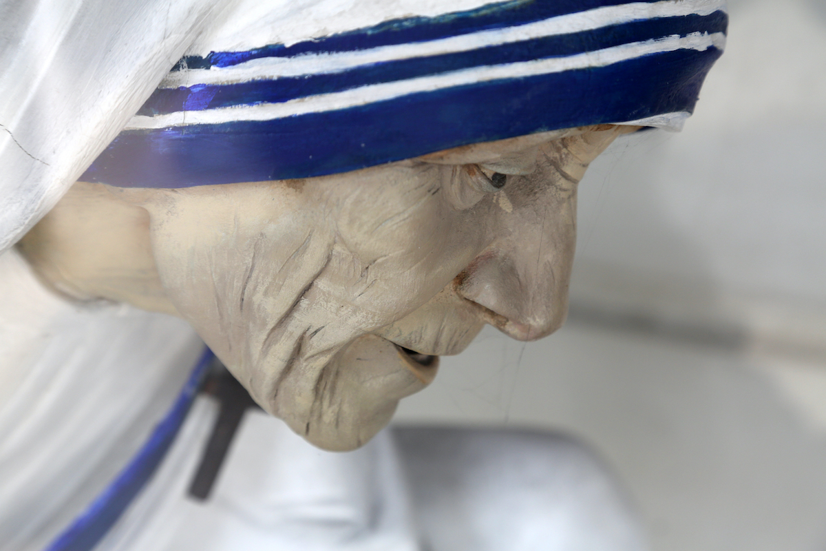 “Il giorno più bello”: la poesia di Madre Teresa di Calcutta con le risposte esistenziali