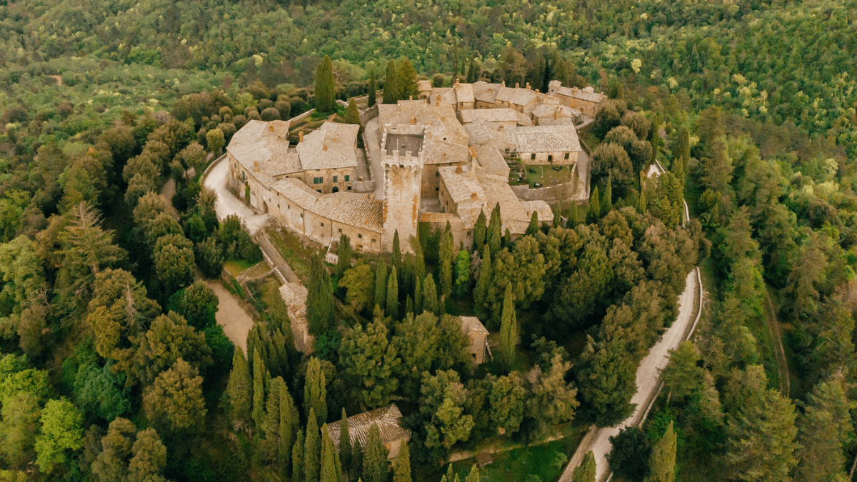 Il Castello di Gargonza: dove si trova e perché è legato a Dante Alighieri