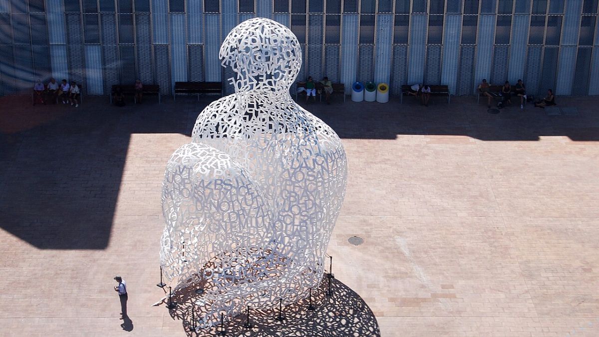 Le parole diventano sculture: il segreto dell'artista Jaume Plensa che unisce i linguaggi del mondo