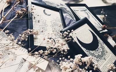 Quadretti letterari fai da te: come arredare scrivania e libreria 