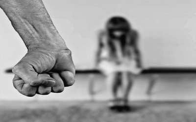 “La malaintesa” di Yolaine Destremau per la Giornata contro la violenza sulle donne