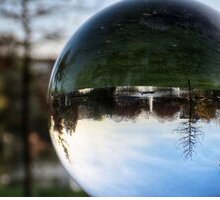 “A volte dico: tentiamo d'esser gioiosi” di Cristina Campo: una poesia sull'allontanamento dalle illusioni