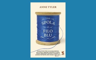 Una spola di filo blu