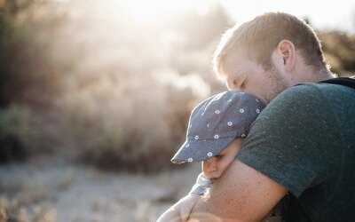 Festa del papà: le migliori frasi di auguri per biglietti e messaggi su WhatsApp