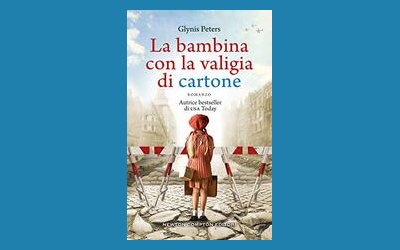La bambina con la valigia di cartone