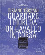 Guardare i fiori da un cavallo in corsa