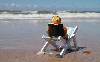 Abbiamo sbirciato sotto gli ombrelloni di Gaeta: ecco cosa stanno leggendo gli italiani in spiaggia