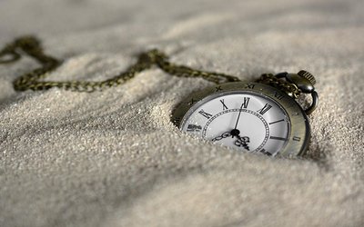 “Scritto sulla sabbia”: il legame tra bellezza e transitorietà nella poesia di Hermann Hesse 