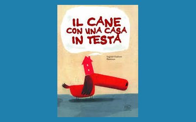 Il cane con una casa sulla testa