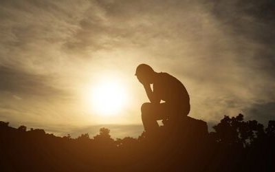 “Peso”, la poesia di Giuseppe Ungaretti sulla solitudine e sul bisogno di fede