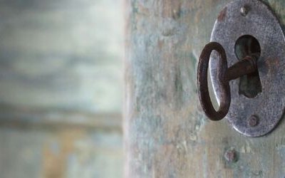 “Con alterna chiave” di Paul Celan: analisi e significato della poesia