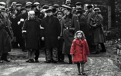 “Un paio di scarpette rosse” di Joyce Lussu: la più struggente poesia sulla Shoah