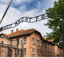 “Arbeit macht frei”: storia e significato della frase sui cancelli dei campi di concentramento