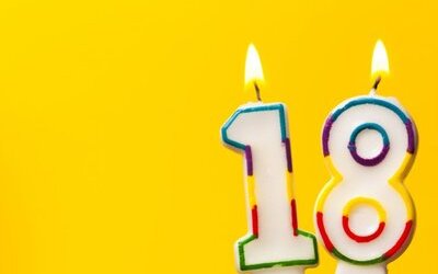 Auguri per i 18 anni: le migliori frasi da scrivere sul biglietto