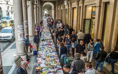 Portici di carta 2019, a Torino la libreria più lunga del mondo: ecco il programma