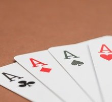 Avere l'asso nella manica: perché si dice così?