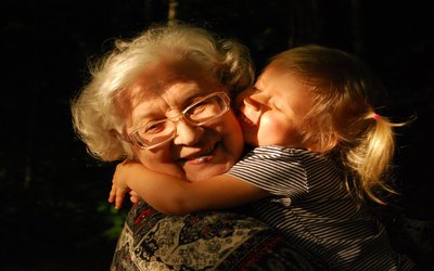 “Capelli bianchi”: la poesia di Gianni Rodari per la Festa dei nonni 