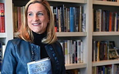 Arriva in libreria oggi 22 settembre “Ci proteggerà la neve” di Ruta Sepetys