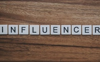 Il fenomeno degli influencer scrittori: perché pubblicano i loro libri e come arrivano in cima alle classifiche