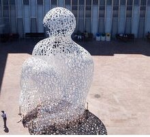 Le parole diventano sculture: il segreto dell'artista Jaume Plensa che unisce i linguaggi del mondo