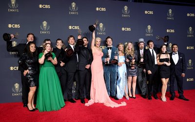 Emmy Awards 2021: trionfo per La regina degli scacchi, flop di The Handmaid's Tale
